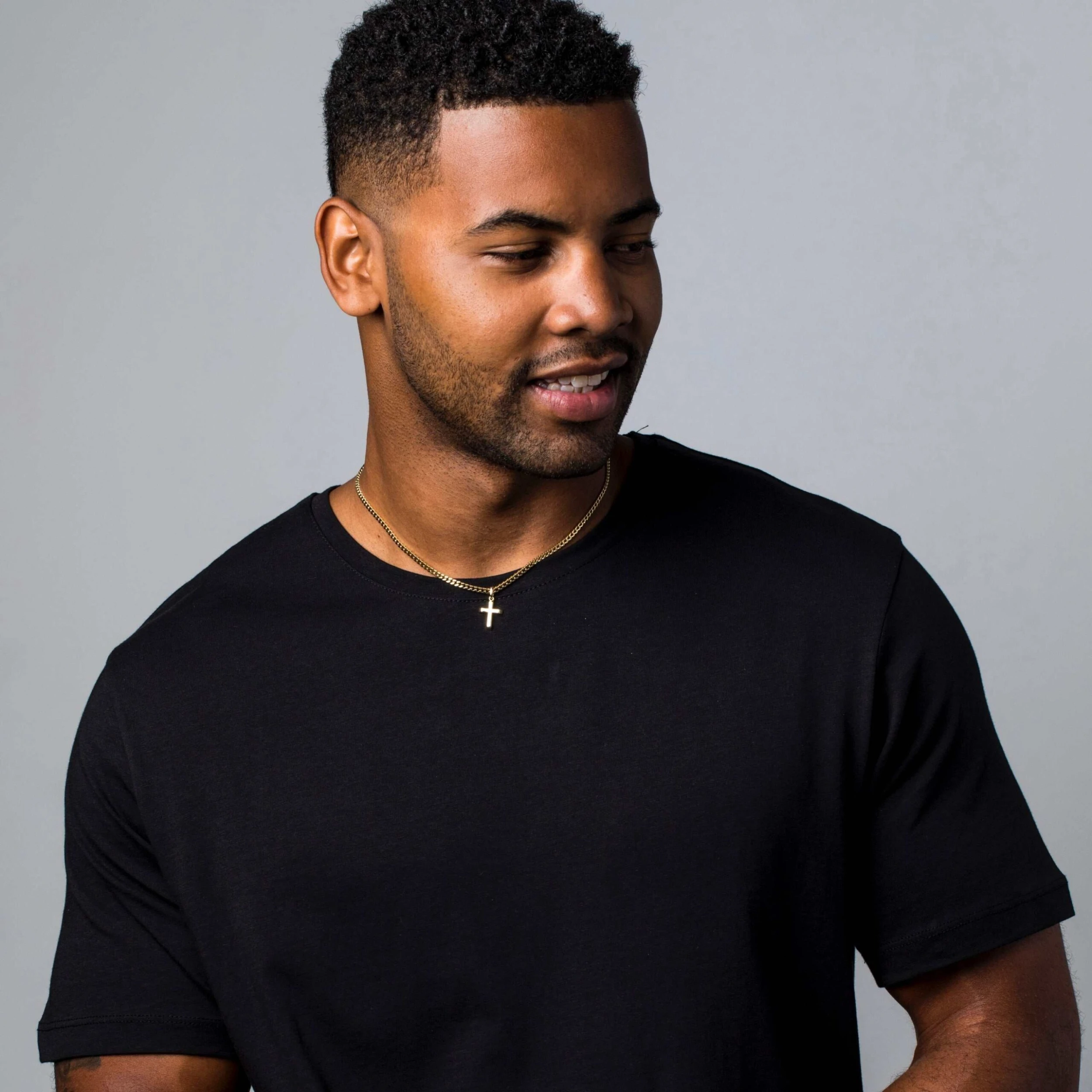 18k Vermeil Micro Simple Cross Pendant In Yellow Gold - Image 3