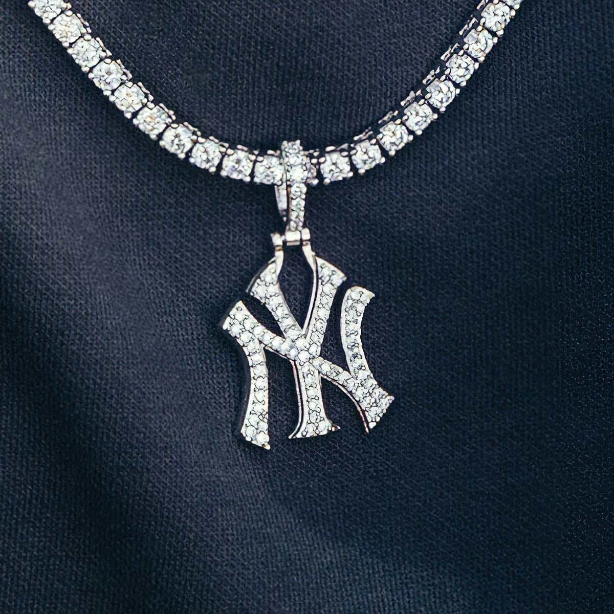 New York Yankees Micro Pendant In White Gold
