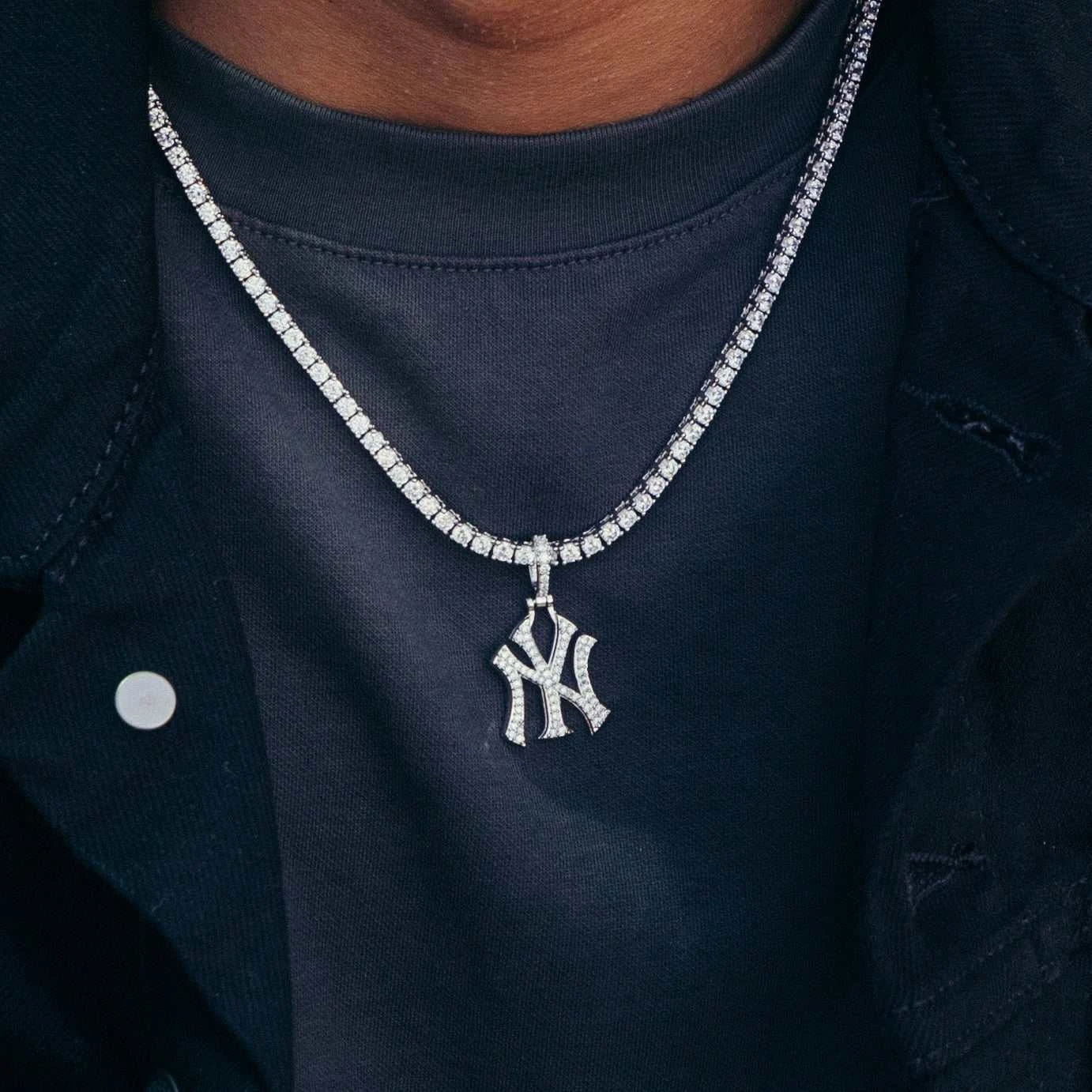 New York Yankees Micro Pendant In White Gold - Image 2